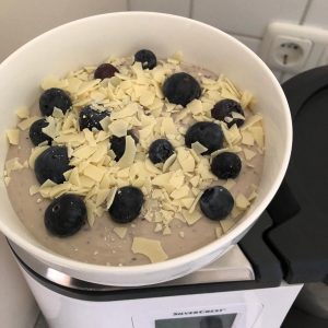 Küchenmaschine mit Frozen Joghurt mit Heidelbeeren und Schokoraspel