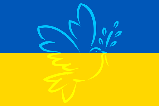 Die Flagge der Ukraine. Der obere Teil ist blau, der untere Teil ist gelb. Auf der Flagge ist ein weißer Umriss einer Taube mit einem Zweig im Schnabel abgebildet.